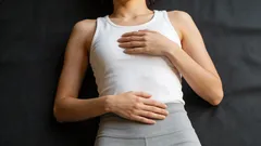 Ploché brucho za mesiac: podrobný návod – ráno vákuové cvičenie, večer plank