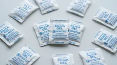 Nevyhadzujte tie malé vrecúška z nových topánok: 6 nečakaných spôsobov, ako ich využiť