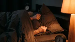 Jednoduchý trik, ako rýchlejšie zaspať, sa šíri ako vírus – takto to funguje